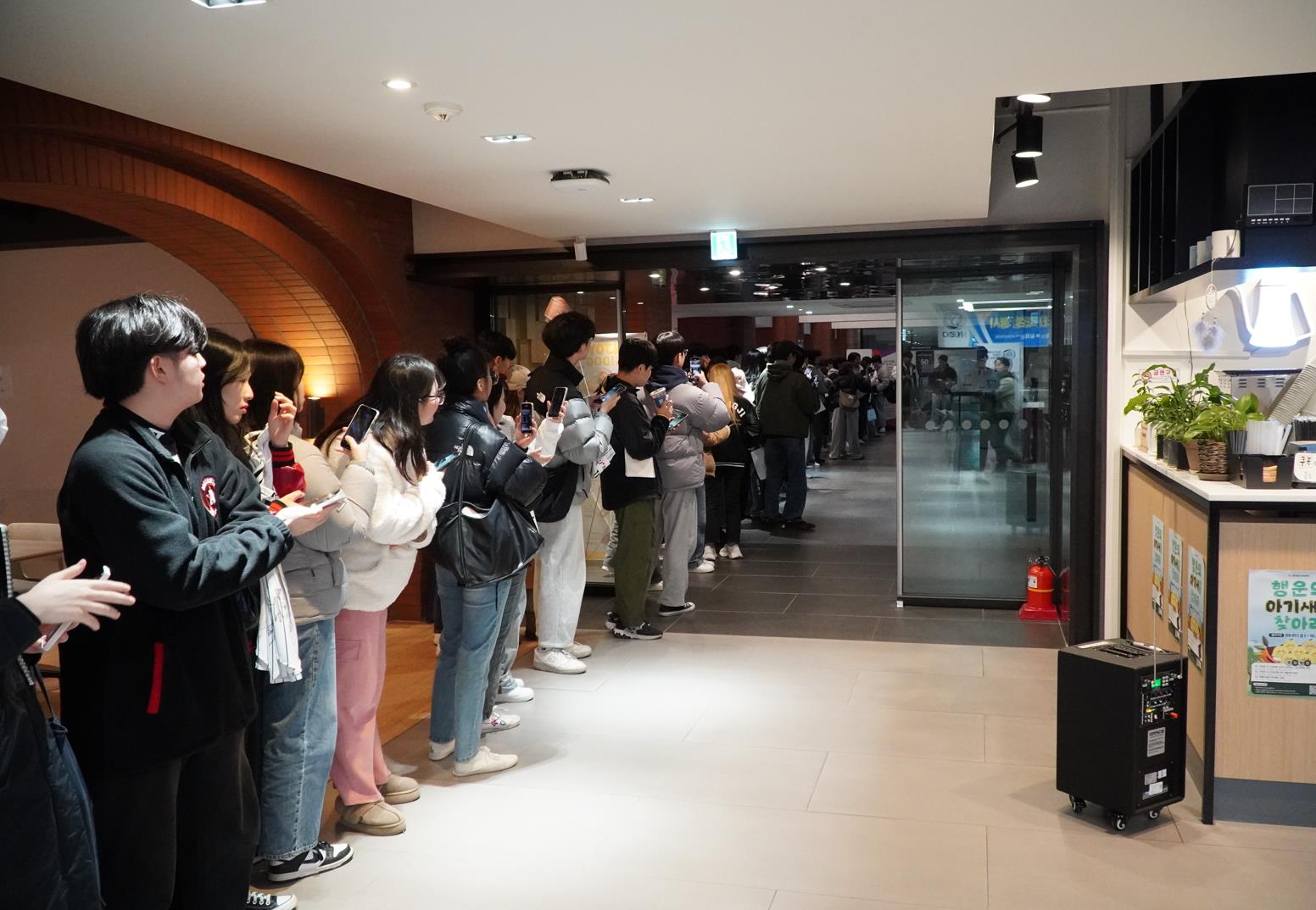 박용택 해설위원(前LG트윈스)을 기다리며 핸드폰을 들고 기다리고 있는 팬들의 모습