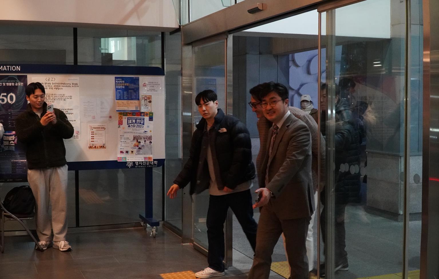 경호원들의 안내를 받아 입장하는 박용택 해설위원(前LG트윈스)의 모습